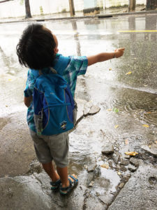 Kind aus dem Ausland adoptieren - Thailand im Regen